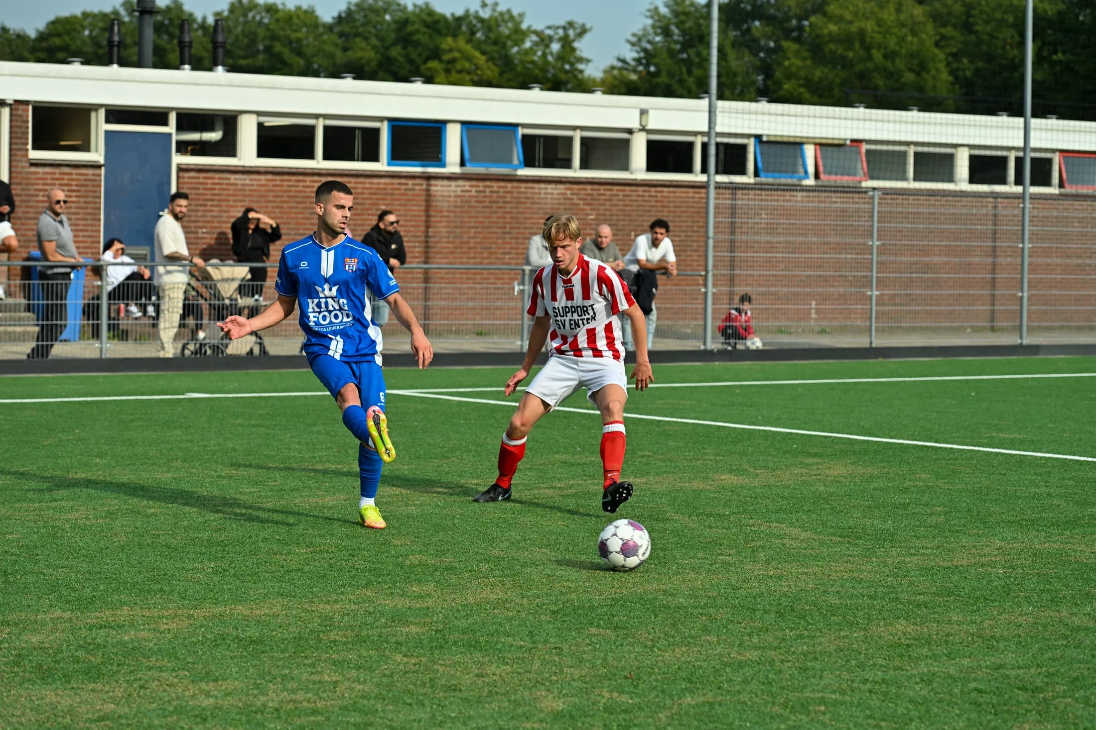 Speler van FC Suryoye loopt richting de bal