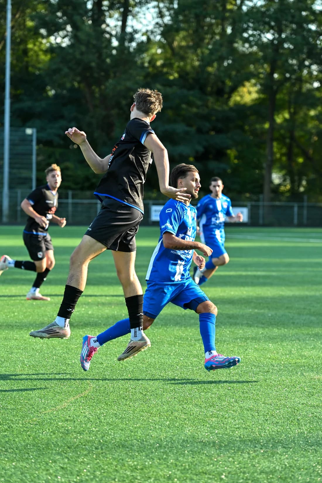 Een duel om de bal op het veld