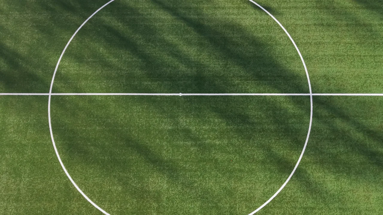 Het voetbal begint hier.